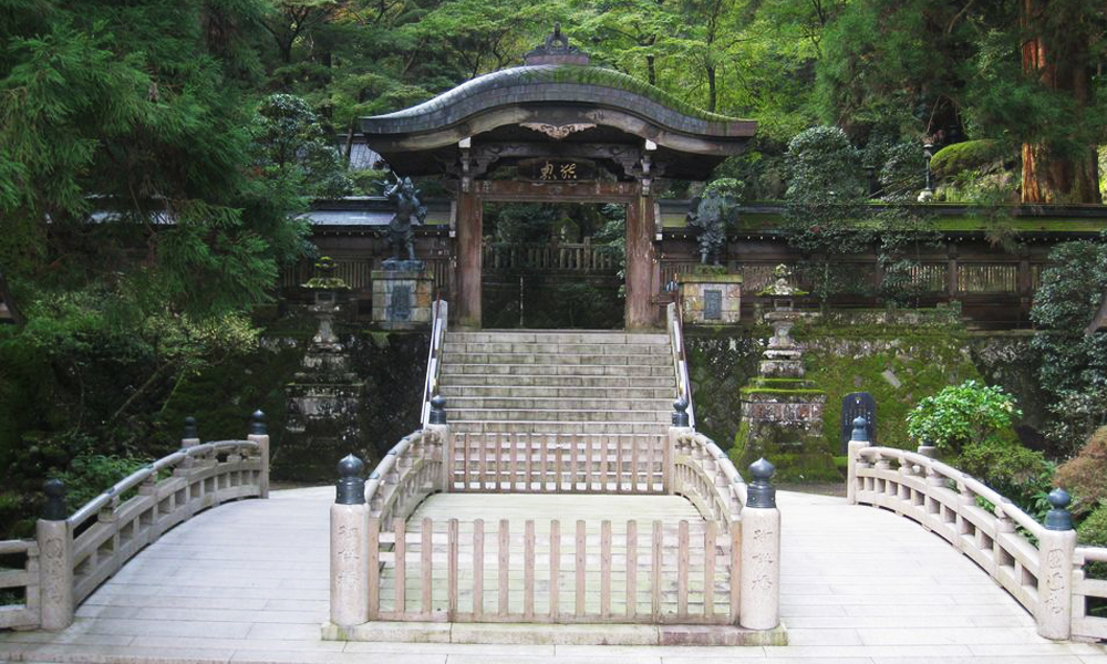 結界門と天狗像 – 曹洞宗 大雄山最乗寺