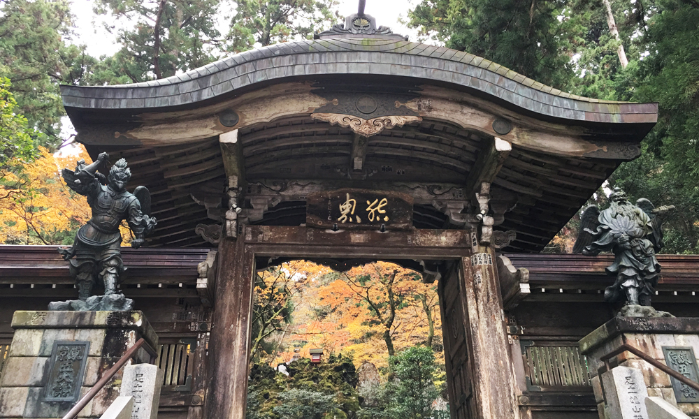 結界門と天狗像 – 曹洞宗 大雄山最乗寺